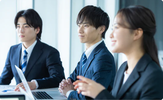 会議に参加する社員の様子